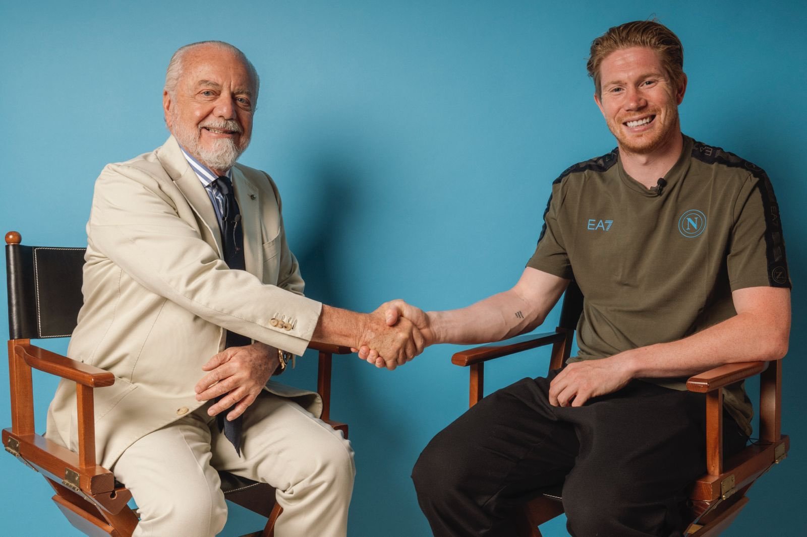 Presiden Napoli Aurelio De Laurentiis menyambut langsung kedatangan Kevin De Bruyne