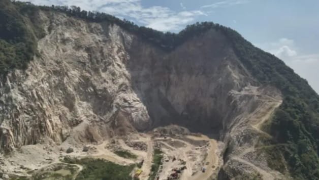 Penampakan galian Gunung Kuda Kabupaten Cirebon yang longsor pada Senin, 2 Juni 2025
