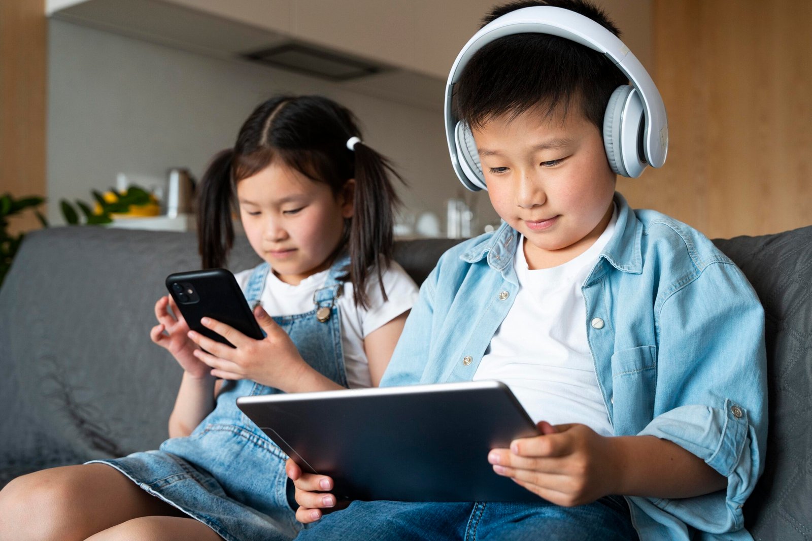 Ilustrasi anak bermain gadget
