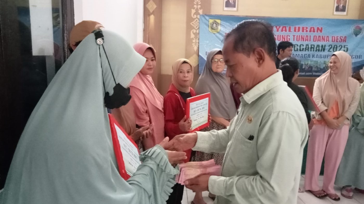 Kepala desa Dramaga Bogor, Yayat Supriyatna membagikan BLT DD Tahun 2025 kepada 59 KPM