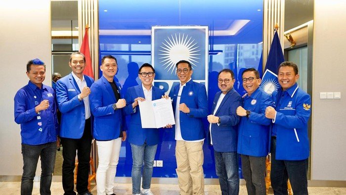 Sekretaris Jenderal PAN, Eko Patrio, menyerahkan surat pengesahan kepengurusan PAN Jawa Timur kepada Ketua DPW PAN Jatim, Ahmad Rizki Sadig