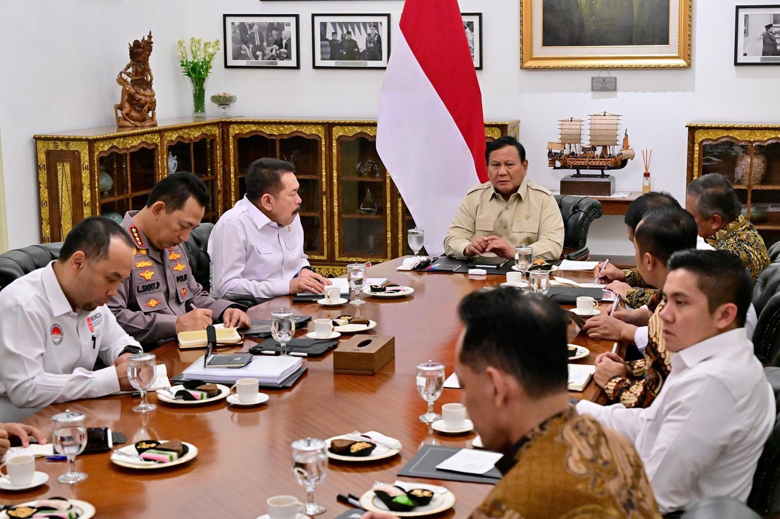 Presiden Prabowo Subianto memimpin rapat terbatas bersama sejumlah Menteri Kabinet Merah Putih di Istana Merdeka, Jakarta, pada Rabu (30/7/2025) | dok. Setneg