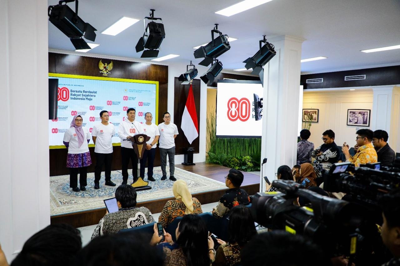 Wakil Menteri Sekretaris Negara (Wamensesneg) Juri Ardiantoro (Tengah) di Istana Kepresidenan Jakarta, pada Jumat (1/08/2025) | dok. Setneg