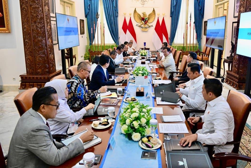 Presiden Prabowo Subianto memimpin rapat terbatas bersama Wakil Presiden Gibran Rakabuming serta sejumlah menteri di Istana Merdeka, Jakarta, Senin (25/08/2025) | dok. Kementerian Sekretariat Negara Republik Indonesia