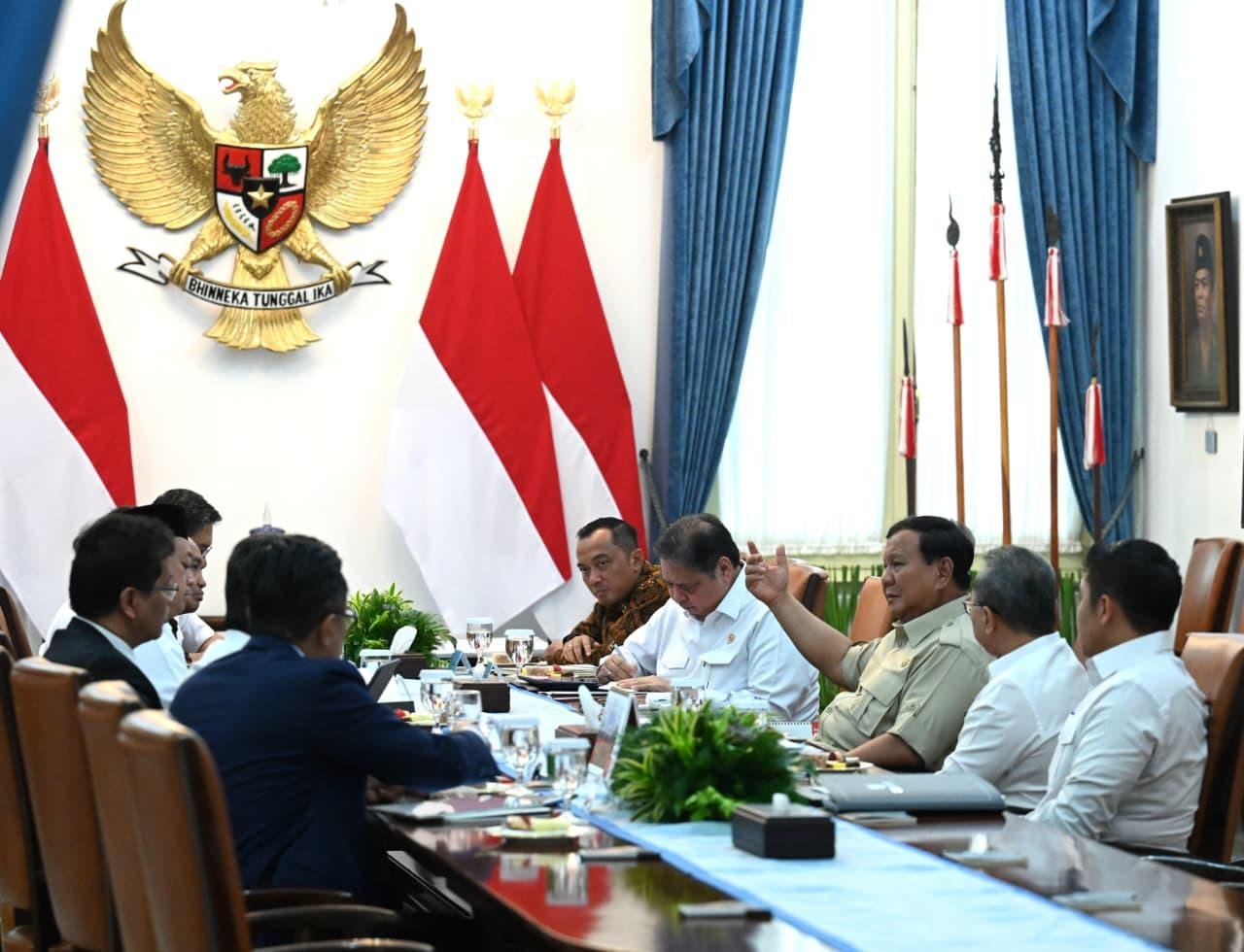 Presiden Prabowo Subianto bersama para menteri | dok. Kementerian Sekretariat Negara Republik Indonesia