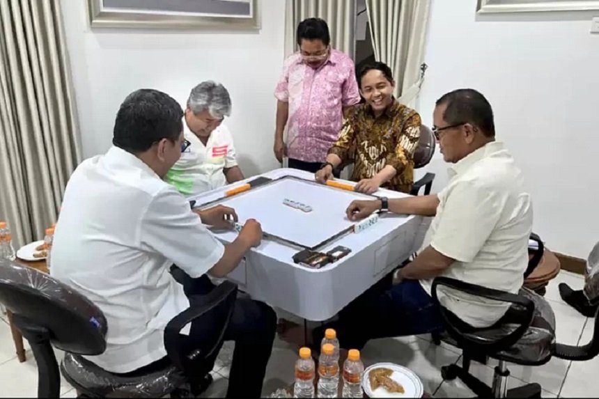 Foto Menteri Kehutanan Raja Juli Antoni saat duduk semeja dengan beberapa tokoh belakangan jadi sorotan publik | ist