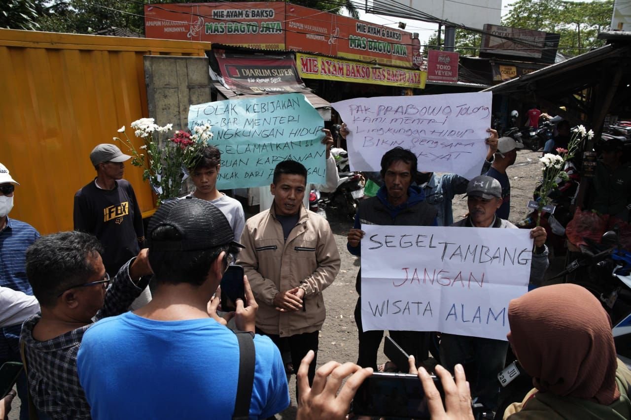 Warga Puncak menghadang iring-iringan Menteri Lingkungan Hidup Hanif Faisol pada Jumat (3/10/2025).