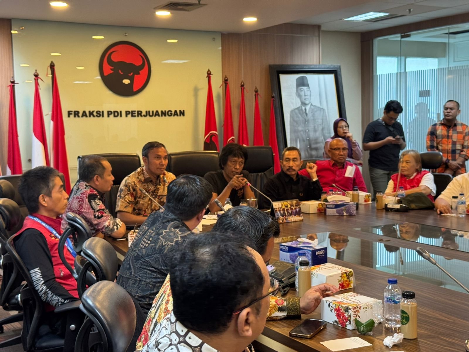 - Fraksi PDI Perjuangan (PDIP) khususnya Komisi V DPR RI menggelar forum diskusi grup (FGD) yang mempertemukan aplikator online dan pengemudi ojek online pada Senin, 27 Oktober 2025
