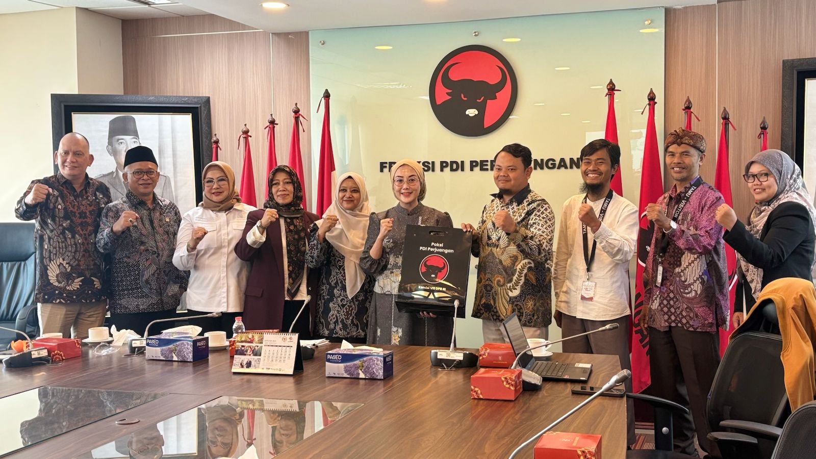 Fraksi PDI Perjuangan (PDIP) menerima audiensi bersama Zakat Watch di DPR RI pada Senin (17/11/2025).