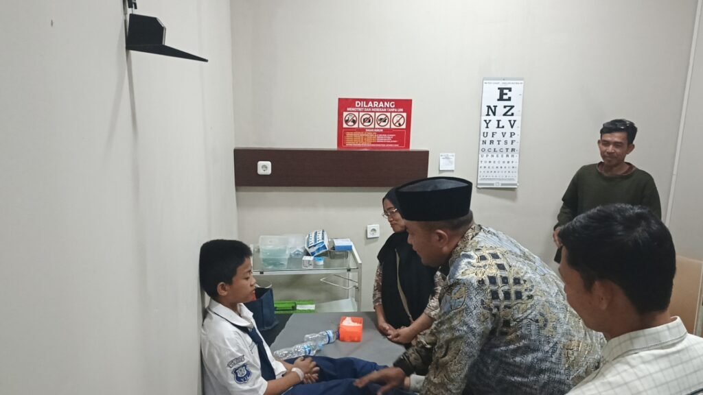 Bupati Rudy Susmanto Kunjungi Ratusan Siswa yang Sakit Diduga Keracunan Makanan Setelah Menyantap Menu MBG di Puskesmas Cangkurawok Dramaga