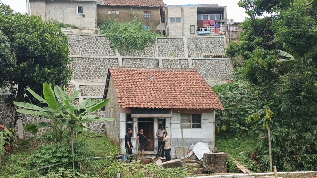 Hujan Deras mengakibatkan Longsor di Ciherang Dramaga, Sebuah Rumah Terdampak, 1 KK 4 Jiwa Terancam, Pemilik Rumah Ungkap Kronologinya !